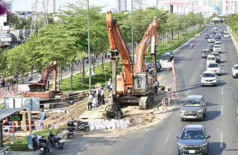 Không để cúp nước kéo dài sau sự cố bể đường ống ở TP.HCM - Ảnh 2. Không để cúp nước kéo dài sau sự cố bể đường ống ở TP.HCM - Ảnh 2.