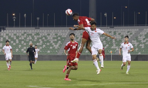 Tuyển U23 Việt Nam ở Doha Cup 2023: Thấy gì sau hai trận thua đậm? - Ảnh 1. Các tuyển thủ U23 Việt Nam hoàn toàn thất thế trong các pha tranh chấp tay đôi trước U23 UAE - Ảnh: VFF