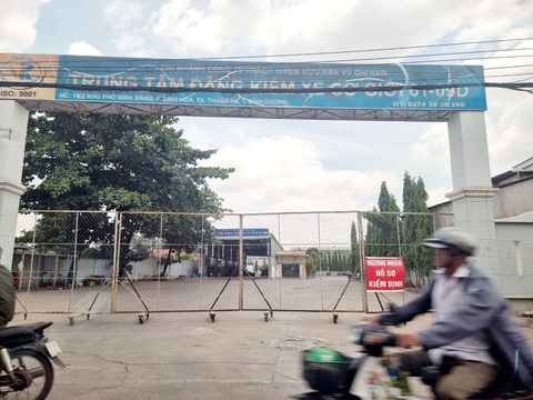 Công an xuất hiện, Trung tâm đăng kiểm 61-09D ngưng nhận hồ sơ - Ảnh 1. Công an xuất hiện, Trung tâm đăng kiểm 61-09D ngưng nhận hồ sơ - Ảnh 1.