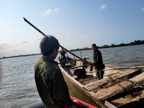 ‘Cát tặc’ đánh công an nhập viện khi bị truy đuổi - Ảnh 1. ‘Cát tặc’ đánh công an nhập viện khi bị truy đuổi - Ảnh 1.
