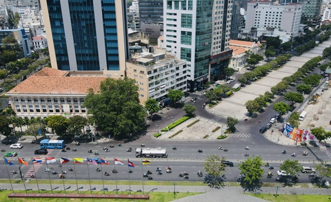 Khảo sát vị trí xây cầu bộ hành nối phố đi bộ Nguyễn Huệ và bến Bạch Đằng - Ảnh 1. Khảo sát vị trí xây cầu bộ hành nối phố đi bộ Nguyễn Huệ và bến Bạch Đằng - Ảnh 1.
