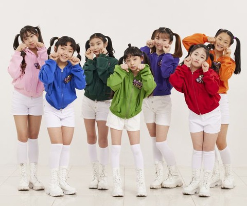 Nhóm nhạc nữ K-pop tuổi tiểu học debut nhận tranh cãi kịch liệt - Ảnh 3. Nhóm nhạc nữ K-pop tuổi tiểu học debut nhận tranh cãi kịch liệt - Ảnh 3.