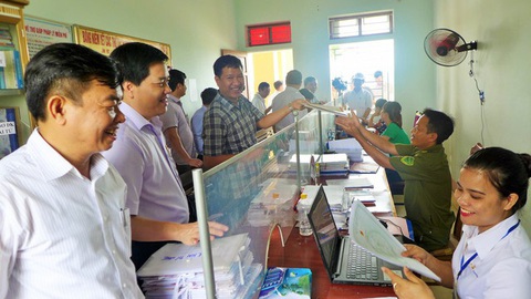 Tin tức sáng 28-3: Đề xuất tăng số lượng cán bộ, công chức cấp xã; TP.HCM chấm điểm xe buýt - Ảnh 1. Tin tức sáng 28-3: Đề xuất tăng số lượng cán bộ, công chức cấp xã; TP.HCM chấm điểm xe buýt - Ảnh 1.