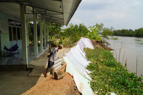 Người dân không dám ngủ trong nhà vì sợ bị sạt lở xuống sông - Ảnh 1. Người dân không dám ngủ trong nhà vì sợ bị sạt lở xuống sông - Ảnh 1.