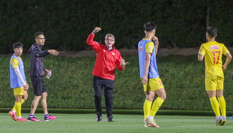 Giải giao hữu quốc tế Doha Cup 2023: Chờ U23 Việt Nam lấy lại niềm tin - Ảnh 1. HLV Troussier (giữa) và các học trò tập luyện trước trận gặp U23 Kyrgyzstan - Ảnh: VFF