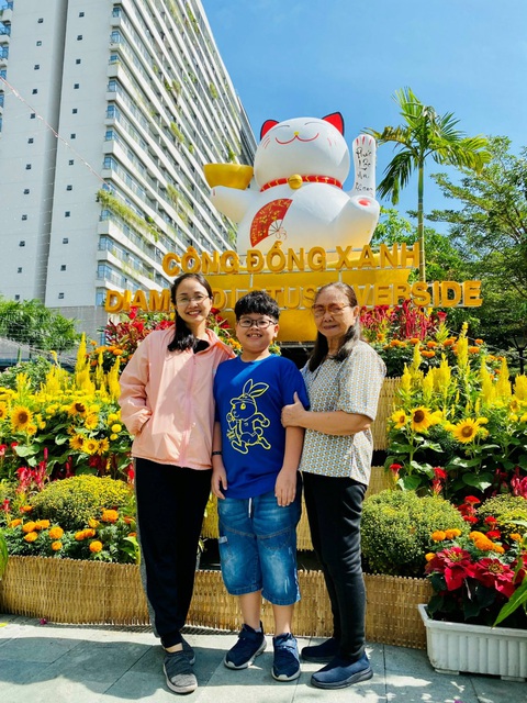 Những tiện ích xanh nổi bật vì sức khỏe tại Diamond Lotus Riverside - Ảnh 1. Cư dân Diamond Lotus Riverside vui vẻ chụp ảnh cùng tượng linh vật Mèo chào xuân Quý Mão 2023