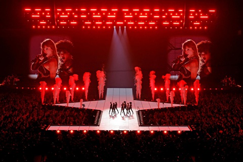 Taylor Swift bơi lội như tiên cá trong show diễn để đời The Eras tour - Ảnh 4. Taylor Swift bơi lội như tiên cá trong show diễn để đời The Eras tour - Ảnh 4.