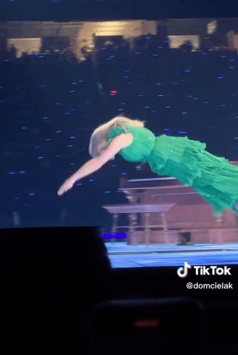 Taylor Swift bơi lội như tiên cá trong show diễn để đời The Eras tour - Ảnh 5. Taylor Swift bơi lội như tiên cá trong show diễn để đời The Eras tour - Ảnh 5.