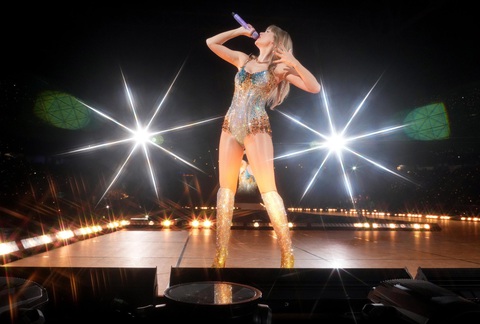 Taylor Swift bơi lội như tiên cá trong show diễn để đời The Eras tour - Ảnh 10. Taylor Swift bơi lội như tiên cá trong show diễn để đời The Eras tour - Ảnh 10.
