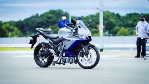 Xe máy Yamaha tự cân bằng, sắp có thể tự lái như ô tô - Ảnh 1. Xe máy Yamaha tự cân bằng, sắp có thể tự lái như ô tô - Ảnh 1.