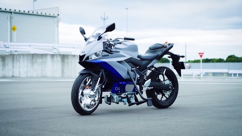 Xe máy Yamaha tự cân bằng, sắp có thể tự lái như ô tô - Ảnh 3. Xe máy Yamaha tự cân bằng, sắp có thể tự lái như ô tô - Ảnh 3.