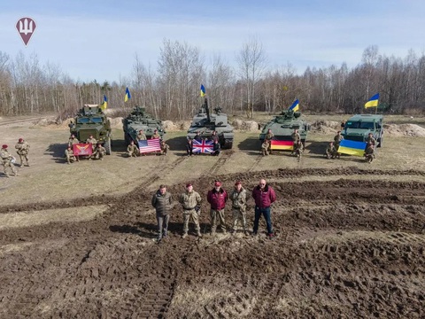 Xe tăng hạng nặng của 3 nước phương Tây đã tới Ukraine - Ảnh 1. Xe tăng hạng nặng của 3 nước phương Tây đã tới Ukraine - Ảnh 1.