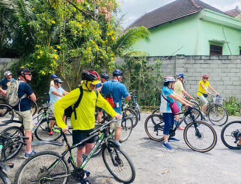 Du khách châu Âu đến Nha Trang học nấu ăn, đi xe đạp, xích lô dạo phố - Ảnh 6. Du khách châu Âu đến Nha Trang học nấu ăn, đi xe đạp, xích lô dạo phố - Ảnh 6.