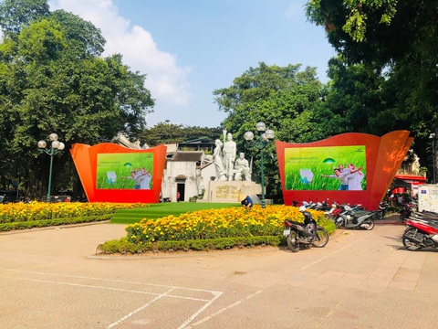 Chủ tịch Hà Nội yêu cầu rà soát quảng cáo ngoài trời - Ảnh 1. Chủ tịch Hà Nội yêu cầu rà soát quảng cáo ngoài trời - Ảnh 1.