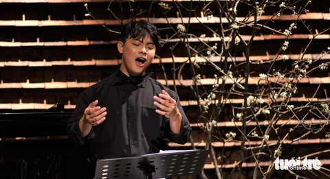 Tenor Thế Huy lan tỏa tình yêu âm nhạc cổ điển - Ảnh 1. Thế Huy tự tin trình diễn và dẫn dắt trong buổi récital về nhà soạn nhạc Fauré - Ảnh: HUỲNH VY