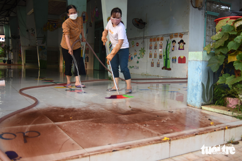 Bụi đỏ sân bay Long Thành tấn công cao tốc và hàng ngàn hộ dân - Ảnh 12. Giáo viên Trường mầm non Bình Sơn mất hơn 2 tiếng mỗi ngày để lau chùi trường lớp sau khi học sinh ra về nhưng sáng hôm sau bụi bẩn vẫn phủ thành lớp dày - Ảnh: A LỘC