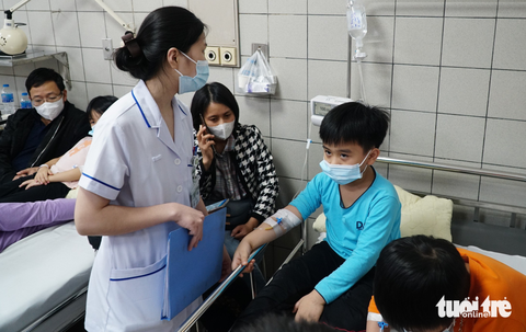 Hơn 50 học sinh bị ngộ độc, tình trạng sức khỏe ra sao? - Ảnh 2. Hơn 50 học sinh bị ngộ độc, tình trạng sức khỏe ra sao? - Ảnh 2.