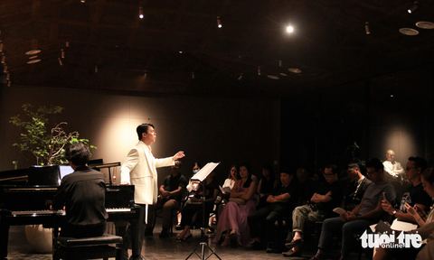 Thế Huy trình diễn cùng pianist Nguyễn Lữ Hiệp trong đêm Debussy Vocal Récital - Ảnh: MINH TOÀN Thế Huy trình diễn cùng pianist Nguyễn Lữ Hiệp trong đêm Debussy Vocal Récital - Ảnh: MINH TOÀN