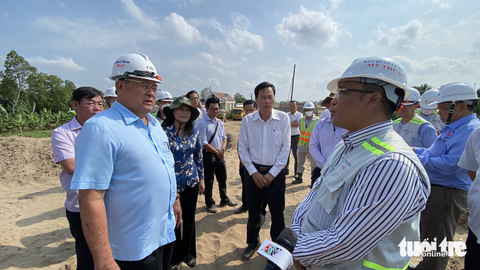 Tháng 8 sẽ thông xe toàn tuyến tránh TP Long Xuyên trên nền cát - Ảnh 1. Tháng 8 sẽ thông xe toàn tuyến tránh TP Long Xuyên trên nền cát - Ảnh 1.