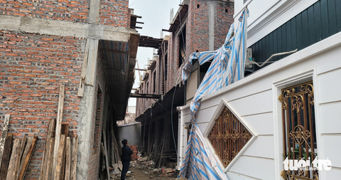 Gia đình chủ tịch phường xây dãy 9 căn nhà liền kề không phép - Ảnh 1. Gia đình chủ tịch phường xây dãy 9 căn nhà liền kề không phép - Ảnh 1.