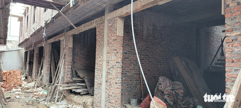 Gia đình chủ tịch phường xây dãy 9 căn nhà liền kề không phép - Ảnh 3. Gia đình chủ tịch phường xây dãy 9 căn nhà liền kề không phép - Ảnh 3.