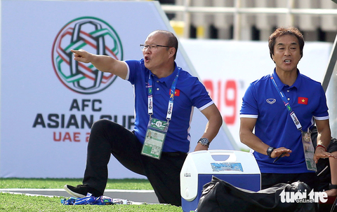 HLV Park Hang Seo và trợ lý Lee Young Jin sẽ cầm quân ở V-League? - Ảnh 1. HLV Park Hang Seo và trợ lý Lee Young Jin sẽ cầm quân ở V-League? - Ảnh 1.