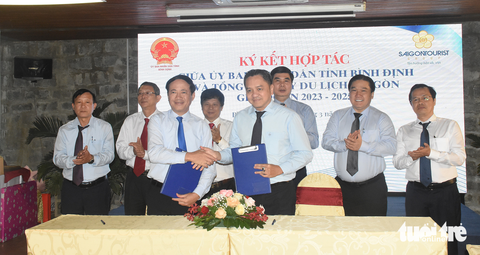 Bình Định và Saigontourist Group hợp tác phát triển du lịch - Ảnh 1. Ký kết hợp tác phát triển du lịch giữa tỉnh Bình Định và Saigontourist Group - Ảnh: DUY THANH