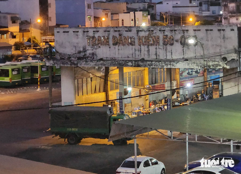 Công an khám xét Trung tâm đăng kiểm 50-02S, quận 11, TP.HCM - Ảnh 4. Khám xét Trung tâm đăng kiểm 50-02S ở quận 11, TP.HCM - Ảnh: NGỌC KHẢI