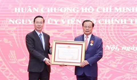 Chủ tịch nước Võ Văn Thưởng trao Huân chương Hồ Chí Minh tặng ông Phạm Quang Nghị - Ảnh 1. Chủ tịch nước Võ Văn Thưởng trao Huân chương Hồ Chí Minh tặng ông Phạm Quang Nghị - Ảnh 1.