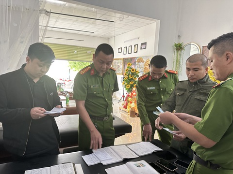 Hơn 500 công an tổng kiểm tra 188 cơ sở cầm đồ, cho vay ở Thanh Hóa - Ảnh 3. Hơn 500 công an tổng kiểm tra 188 cơ sở cầm đồ, cho vay ở Thanh Hóa - Ảnh 3.