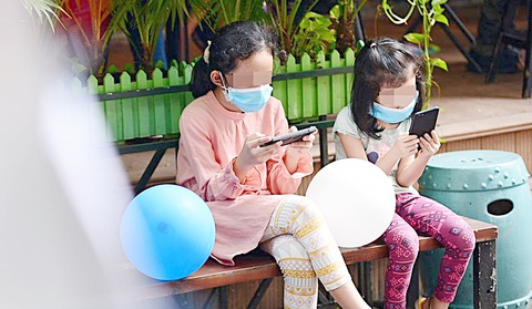 Cảnh giác với lừa đảo ở trường học - Ảnh 4. Hướng dẫn học sinh lên mạng đúng cách sẽ hạn chế lộ lọt thông tin cá nhân - Ảnh minh họa: QUANG ĐỊNH