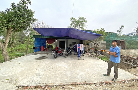 Khổ sở vì dự án làm đường 'treo' 15 năm - Ảnh 1. Hai mẹ con bà Nguyễn Thị Khương (phường Vinh Tân, TP Vinh) đang sống trong căn nhà tạm bợ, chờ được tái định cư - Ảnh: DOÃN HÒA