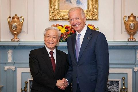 Tổng thống Biden tôn vinh và tiếc thương Tổng bí thư Nguyễn Phú Trọng- Ảnh 2. Tổng bí thư Nguyễn Phú Trọng gặp ông Joe Biden khi đó đang là phó tổng thống Mỹ năm 2015 - Ảnh: TTXVN