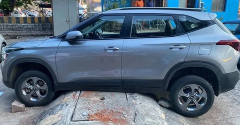 Gờ giảm tốc cao tới nỗi SUV cũng mắc kẹt - Ảnh 1. Gờ giảm tốc cao tới nỗi SUV cũng mắc kẹt - Ảnh 1.