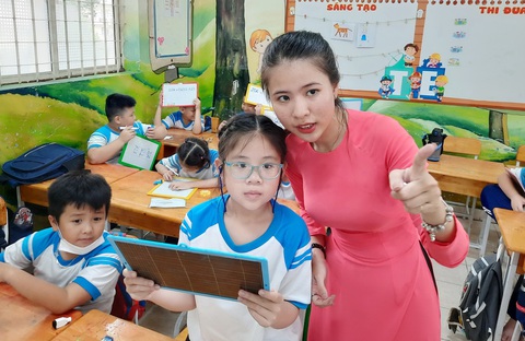 Giáo viên Đỗ Nguyễn Oanh Kiều trong giờ dạy môn toán cho học sinh lớp 3/3 Trường tiểu học Trần Hưng Đạo (quận 1, TP.HCM) - Ảnh: NHƯ HÙNG Giáo viên Đỗ Nguyễn Oanh Kiều trong giờ dạy môn toán cho học sinh lớp 3/3 Trường tiểu học Trần Hưng Đạo (quận 1, TP.HCM) - Ảnh: NHƯ HÙNG