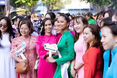 Nhiều bài viết về Lễ hội Áo dài trên báo quốc tế - Ảnh 3. Nhiều bài viết về Lễ hội Áo dài trên báo quốc tế - Ảnh 3.