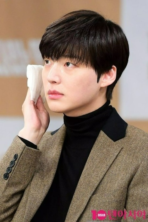 Tái xuất sau 4 năm, Ahn Jae Hyun vướng tranh cãi diễn xuất - Ảnh 1. Tái xuất sau 4 năm, Ahn Jae Hyun vướng tranh cãi diễn xuất - Ảnh 1.