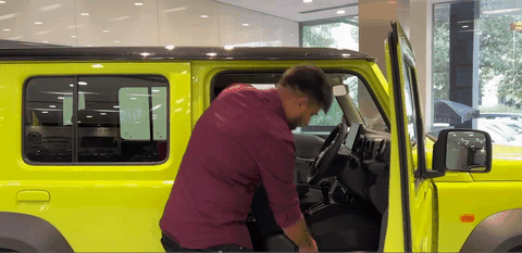 YouTuber bày cách ngủ trên Suzuki Jimny sắp bán ở Việt Nam - Ảnh 7.