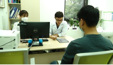 Bác sĩ Bệnh viện Nam học và Hiếm muộn Hà Nội khám nam khoa cho một bệnh nhân - Ảnh: DƯƠNG LIỄU Bác sĩ Bệnh viện Nam học và Hiếm muộn Hà Nội khám nam khoa cho một bệnh nhân - Ảnh: DƯƠNG LIỄU