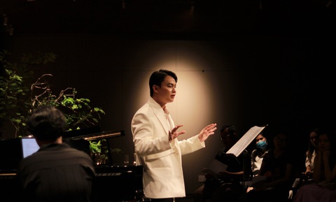 Thế Huy chia sẻ cùng khán giả trong đêm Debussy Vocal Récital - Ảnh: MINH TOÀN Thế Huy chia sẻ cùng khán giả trong đêm Debussy Vocal Récital - Ảnh: MINH TOÀN