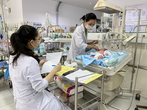 Giám đốc Sở Y tế TP.HCM: Bác sĩ phải có nghĩa vụ với y tế cơ sở như nghĩa vụ quân sự - Ảnh 2. Giám đốc Sở Y tế TP.HCM: Bác sĩ phải có nghĩa vụ với y tế cơ sở như nghĩa vụ quân sự - Ảnh 2.