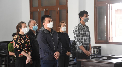 Nhờ người chạy án, bị lừa gần 1 tỉ còn dính tội đưa hối lộ - Ảnh 1. Nhờ người chạy án, bị lừa gần 1 tỉ còn dính tội đưa hối lộ - Ảnh 1.