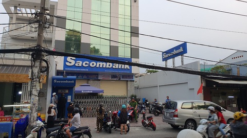 Đang điều tra vụ hai thanh niên nghi vào ngân hàng chĩa súng rồi bỏ đi - Ảnh 3. Đang điều tra vụ hai thanh niên nghi vào ngân hàng chĩa súng rồi bỏ đi - Ảnh 3.