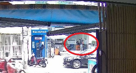 Đang điều tra vụ hai thanh niên nghi vào ngân hàng chĩa súng rồi bỏ đi - Ảnh 1. Đang điều tra vụ hai thanh niên nghi vào ngân hàng chĩa súng rồi bỏ đi - Ảnh 1.