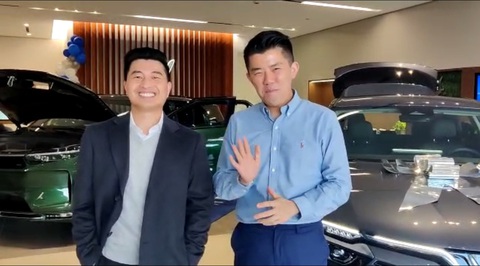 Khách hàng gốc Việt Tedman Vương tự hào khi được cầm lái chiếc xe điện thông minh được tạo ra bởi trí tuệ và tài năng của người Việt Nam - Ảnh: Đ.H. Khách hàng gốc Việt Tedman Vương tự hào khi được cầm lái chiếc xe điện thông minh được tạo ra bởi trí tuệ và tài năng của người Việt Nam - Ảnh: Đ.H.