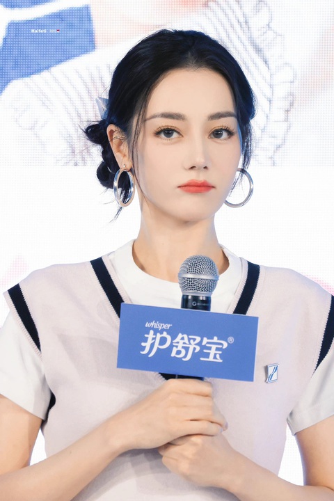 Cựu người mẫu Thiên Vân qua đời; Địch Lệ Nhiệt Ba giải thích lý do ở ẩn - Ảnh 6. Cựu người mẫu Thiên Vân qua đời; Địch Lệ Nhiệt Ba giải thích lý do ở ẩn - Ảnh 6.