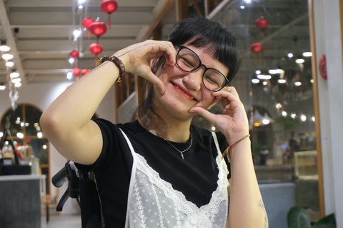 Người khuyết tật truyền nghị lực trên mạng xã hội - Kỳ 2: "Lăn" đi để nhìn ngắm thế giới - Ảnh 3. Nụ cười lạc quan của Nguyễn Ngọc Như truyền cảm hứngtích cực cho nhiều bạn đồng cảnh ngộ - Ảnh: HÀ THANH