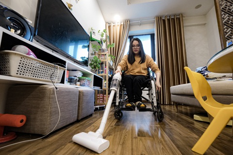 Người khuyết tật truyền nghị lực trên mạng xã hội - Kỳ 3: Hạnh phúc của người vợ 'xương thủy tinh' - Ảnh 3. Chị Giang đã tận dụng thiết bị công nghệ để hỗ trợ cuộc sống và công việc của mình - Ảnh NAM TRẦN