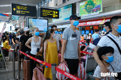 Du khách than, chủ tịch Đà Nẵng đề nghị tăng tốc thủ tục nhập cảnh, xử lý nạn taxi chặt chém - Ảnh 1. Du khách than, chủ tịch Đà Nẵng đề nghị tăng tốc thủ tục nhập cảnh, xử lý nạn taxi chặt chém - Ảnh 1.