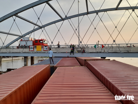 Sà lan chở 27 container mắc kẹt dưới gầm cầu Măng Thít - Ảnh 1. Sà lan chở 27 container mắc kẹt dưới gầm cầu Măng Thít - Ảnh 1.